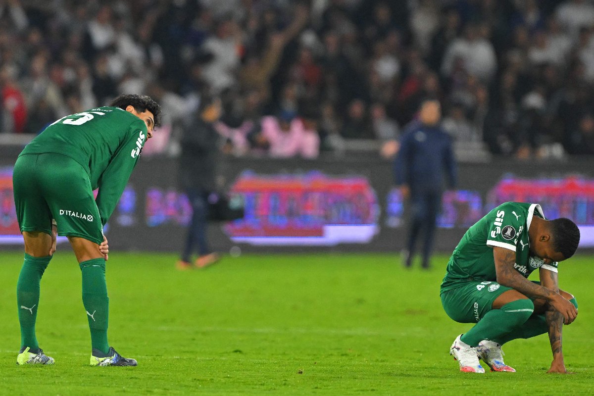 Jogadores do Palmeiras após derrota para a LDU pela semifinal da Copa Libertadores (foto: RODRIGO BUENDIA/AFP)