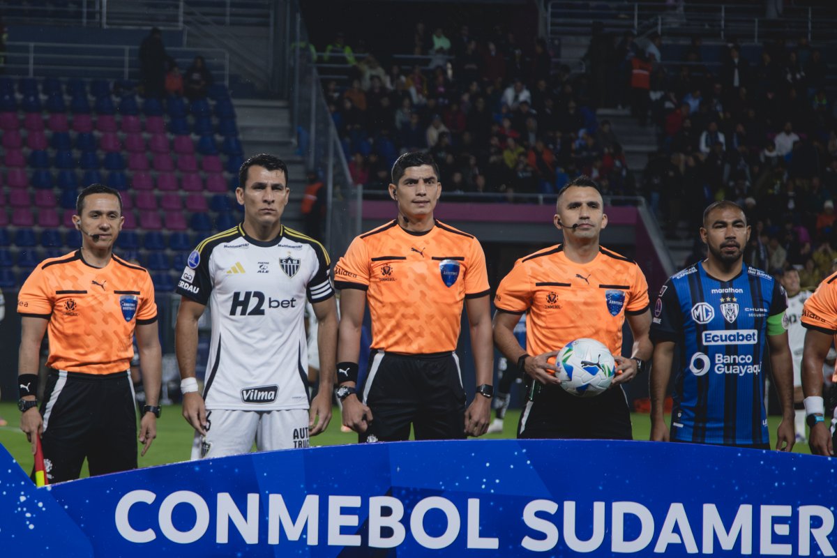 Jogadores de Atlético e Del Valle junto da equipe de arbitragem na ida da semifinal da Copa Sul-Americana (foto: Pedro Souza / Atlético)