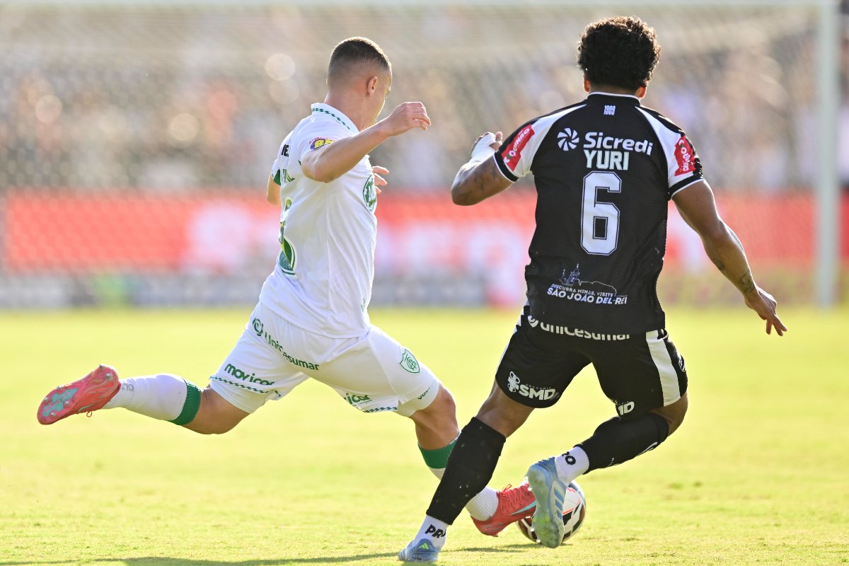 Lance do jogo entre Athletic e América pela Série B - (foto: Mourão Panda/ América

)