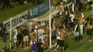 Torcedores da Ponte Preta invadiram gramado para comemora título da Série C - Crédito: 