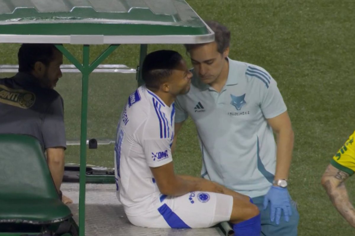 Wanderson na maca durante Palmeiras x Cruzeiro (foto: Reprodução)