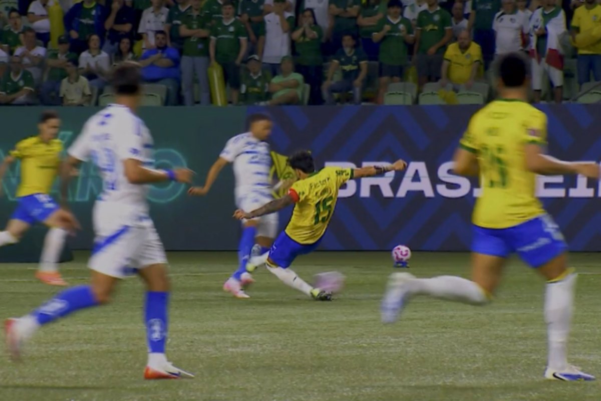 Momento em que Gustavo Gómez, do Palmeiras, atingiu Wanderson, do Cruzeiro (foto: Reprodução)