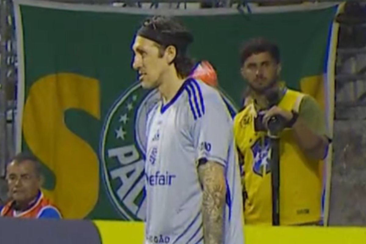 Momento em que garrafa atingiu as costas do goleiro Cássio (foto: Reprodução)