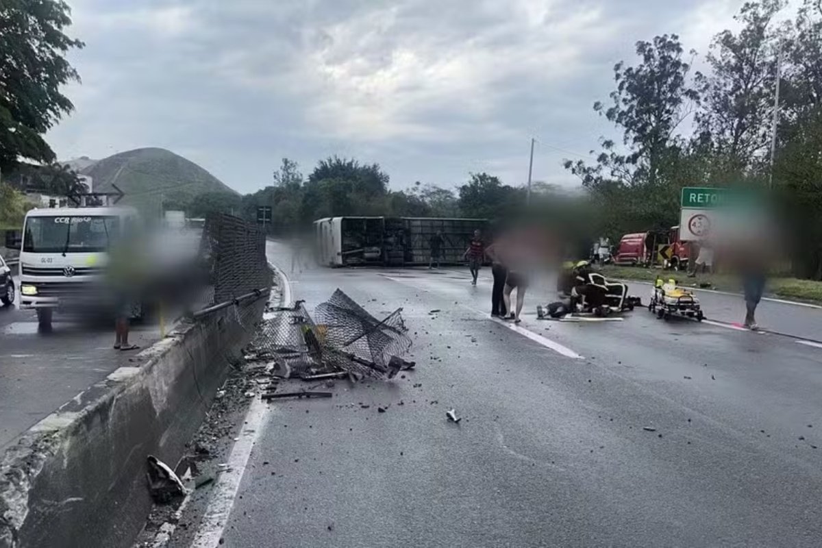 Ônibus com torcedores do Flamengo sofreu capotamento no Rio de Janeiro (foto: Divulgação/PRF)