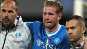 De Bruyne sendo carregado pelos médicos do Napoli - Crédito: 