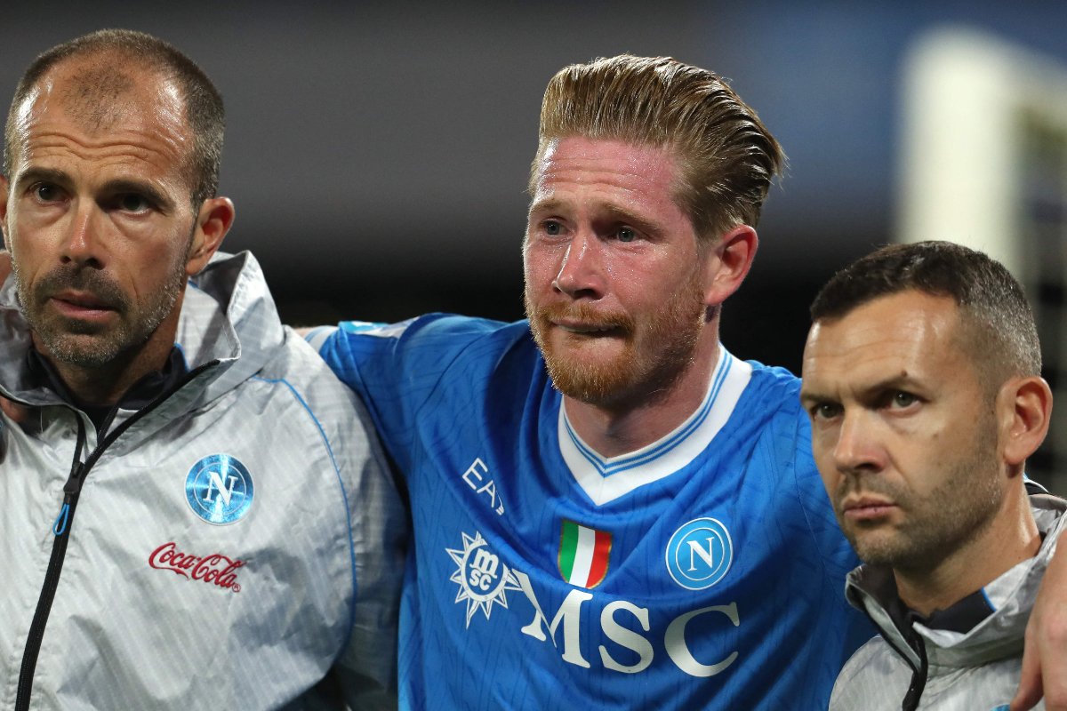 De Bruyne sendo carregado pelos médicos do Napoli (foto: Carlo Hermann / AFP)
