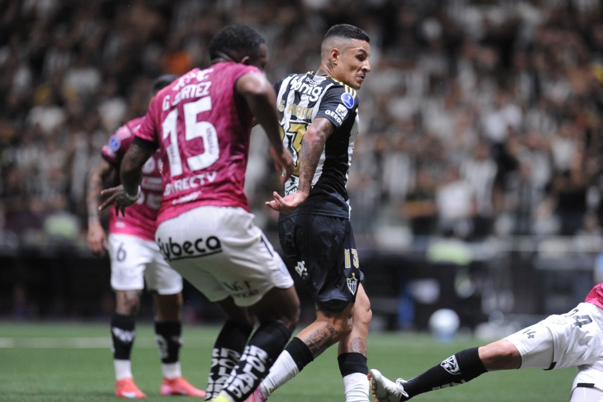 Guilherme Arana em ação pelo Atlético - (foto: Alexandre Guzanshe/EM/DA.Press)