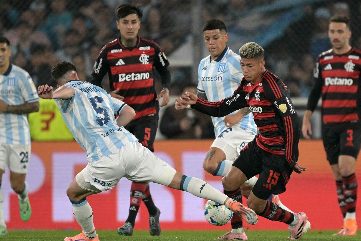Lance do jogo entre Racing e Flamengo pela Libertadores (foto: JUAN MABROMATA / AFP)