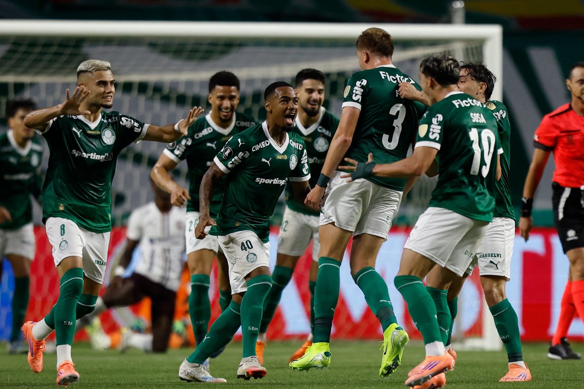 Jogadores do Palmeiras comemoram gol contra a LDU pela Libertadores (foto: MIGUEL SCHINCARIOL/AFP)