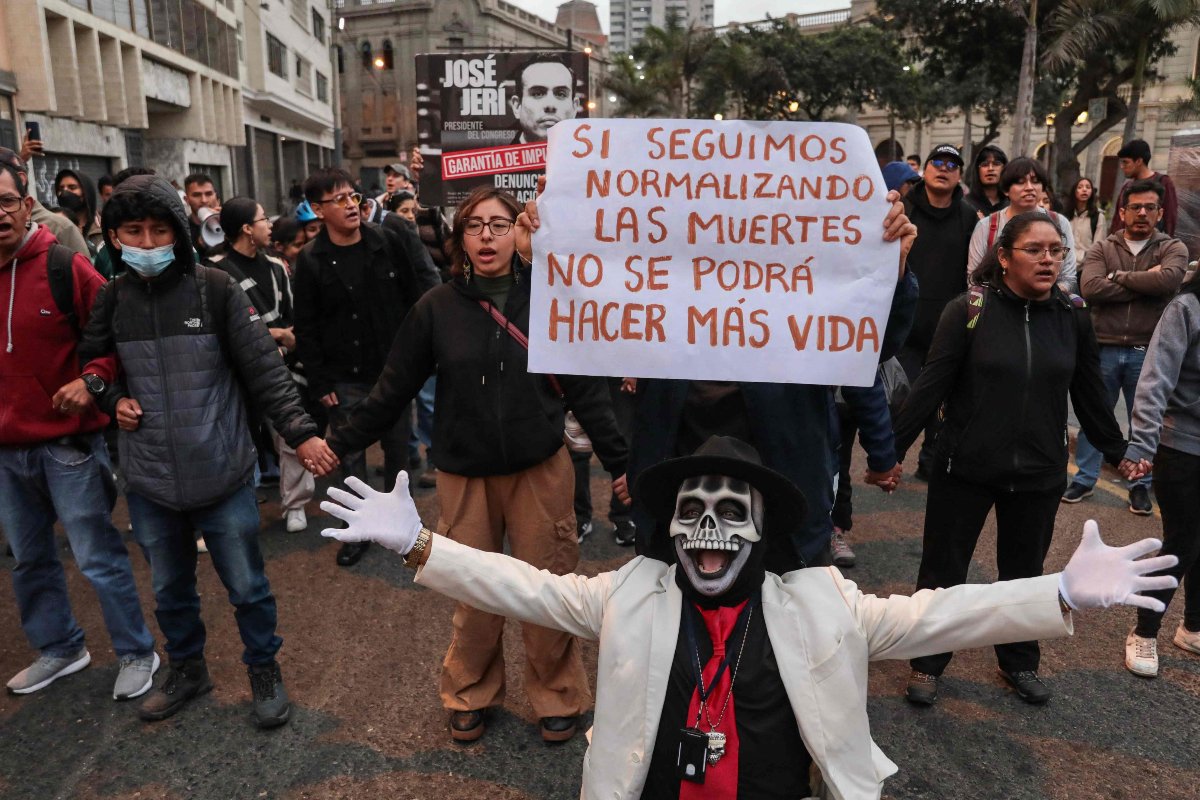 Jovens em protesto contra o governo peruano em Lima