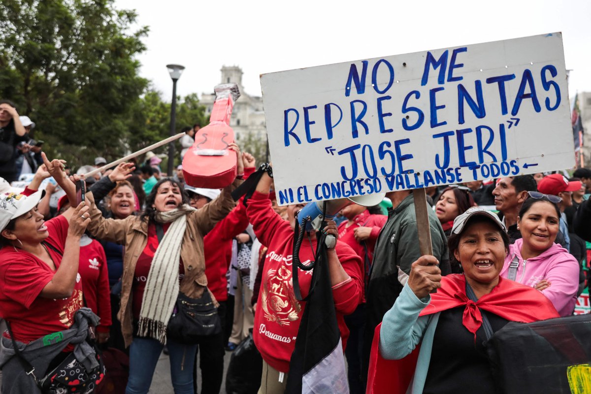 Manifestantes carregam placa contra o presidente José Jerí, em Lima, no Peru