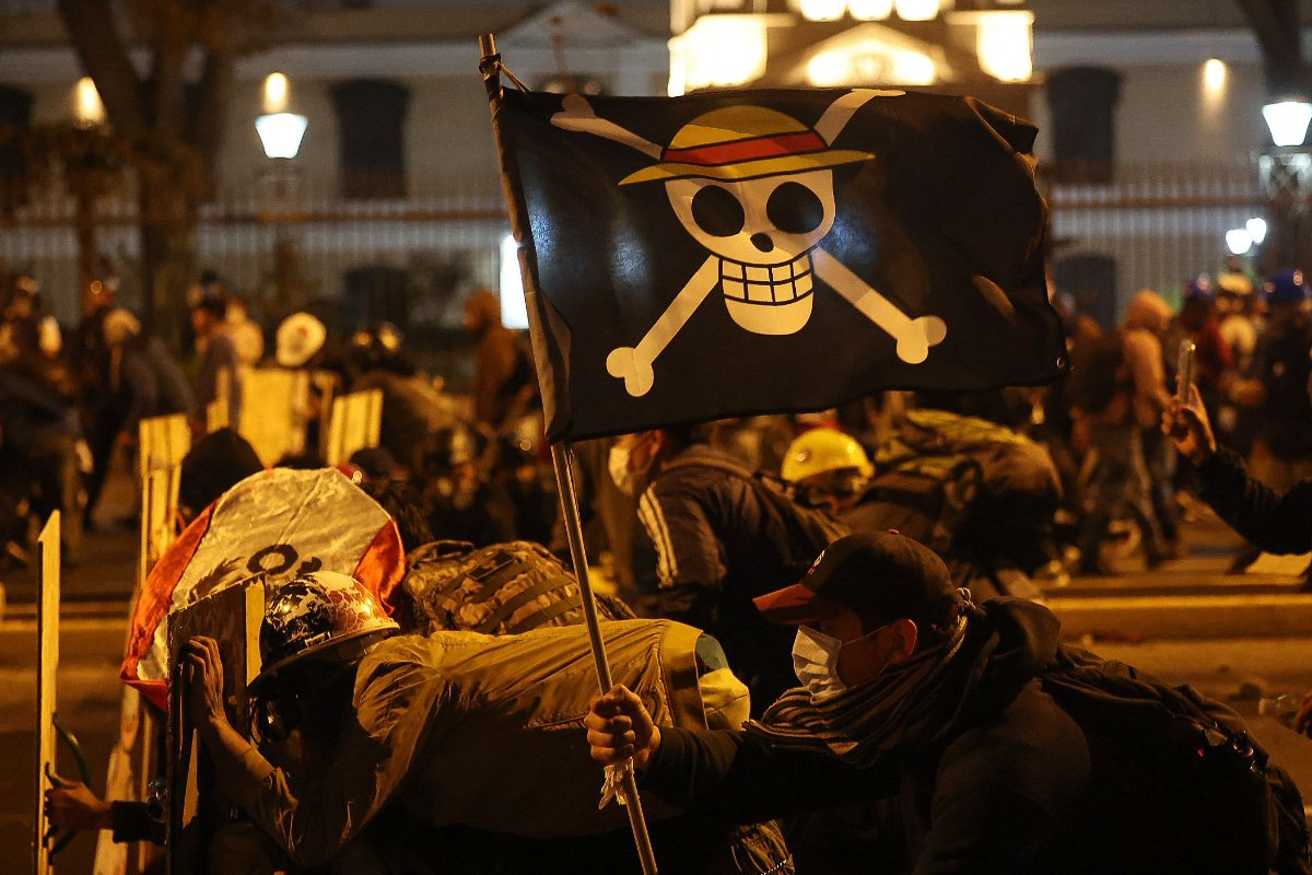 Manifestantes carregam símbolo da Geração Z em protesto no Peru