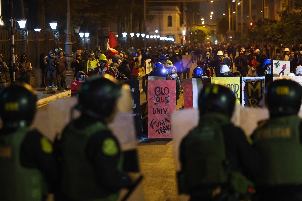 Manifestantes peruanos em embate com a polícia em Lima
