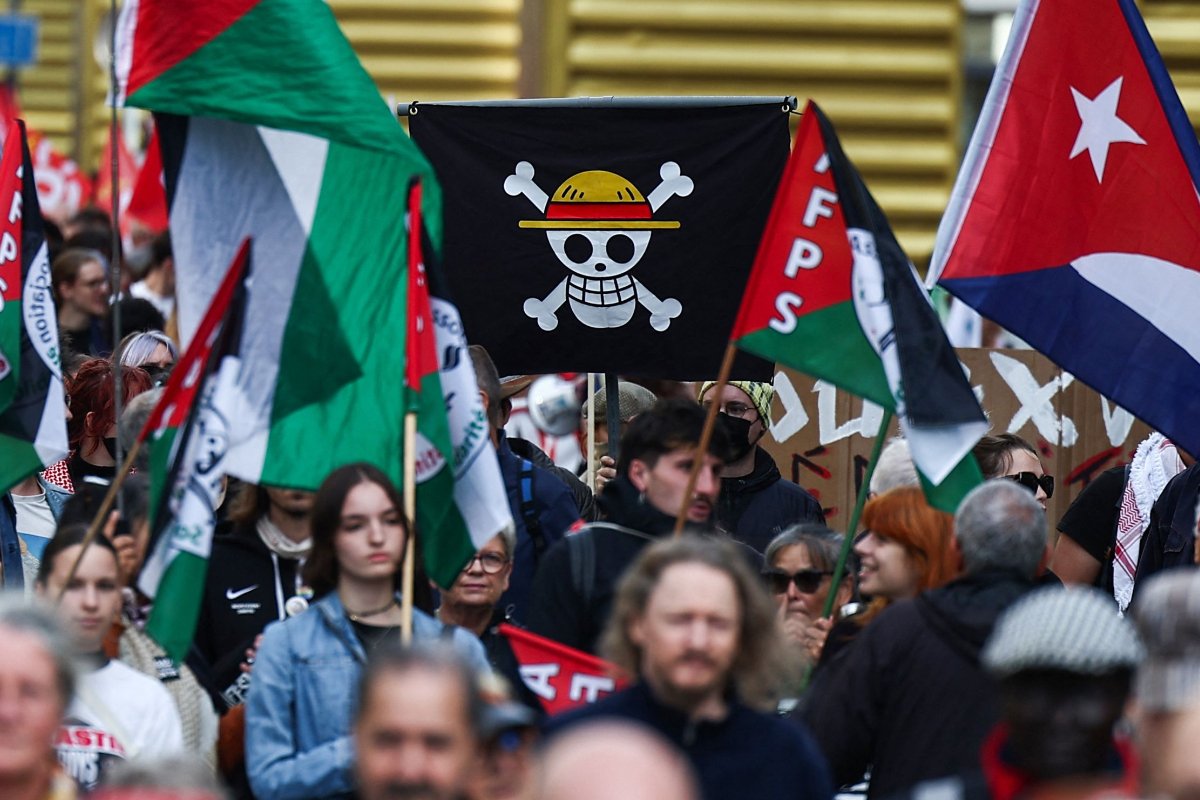 Símbolo da Geração Z, bandeira de One Piece em protestos na França - (foto: SAMEER AL-DOUMY/AFP)