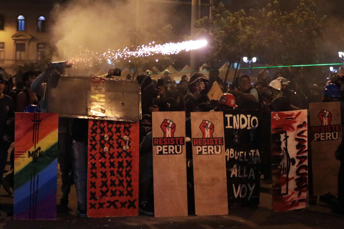 Manifestantes jogaram fogos de artificio em direção aos policiais durante protesto no Peru