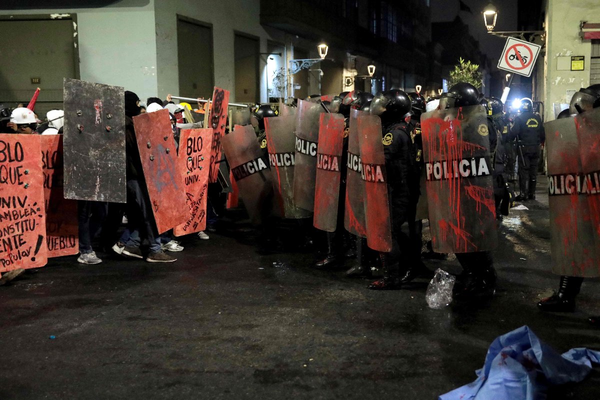 Policiais e manifestantes em protesto em Lima, no Peru (foto: CONNIE FRANCE/AFP)
