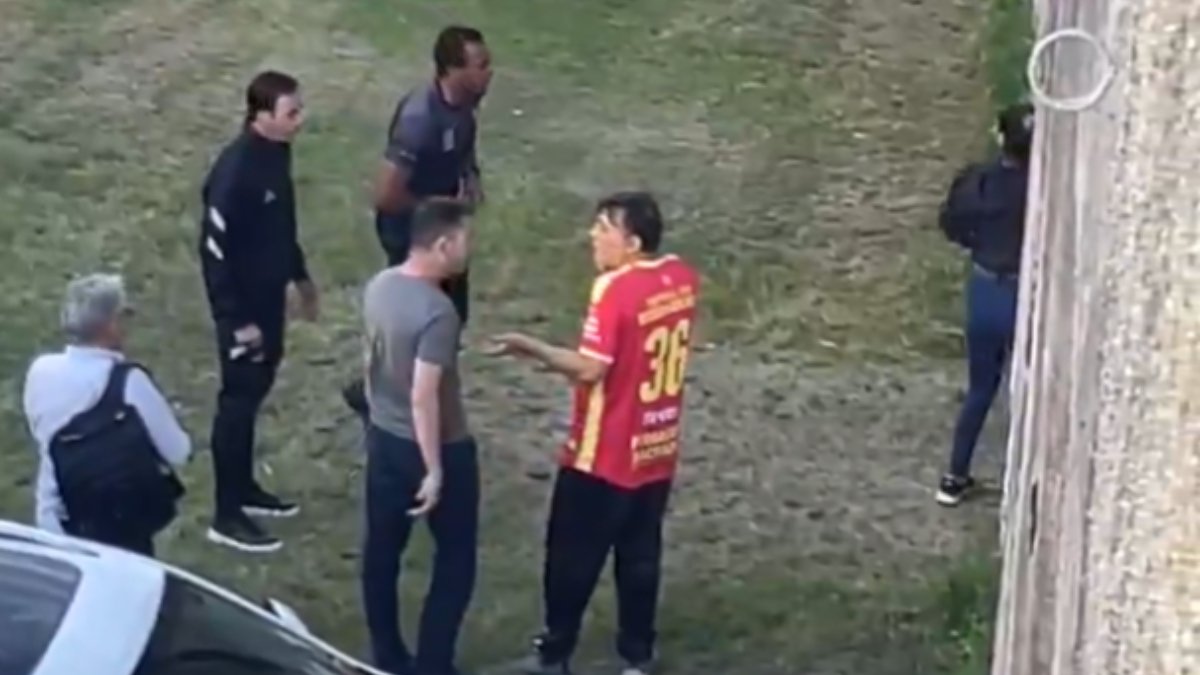 Ao centro, o quatro árbitro que sacou a arma após briga (foto: Reprodução redes sociais)