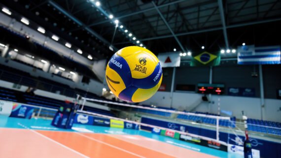 Bola de vôlei profissional na Arena UniBH, casa do Minas (foto: Hedgard Moraes/ MTC)