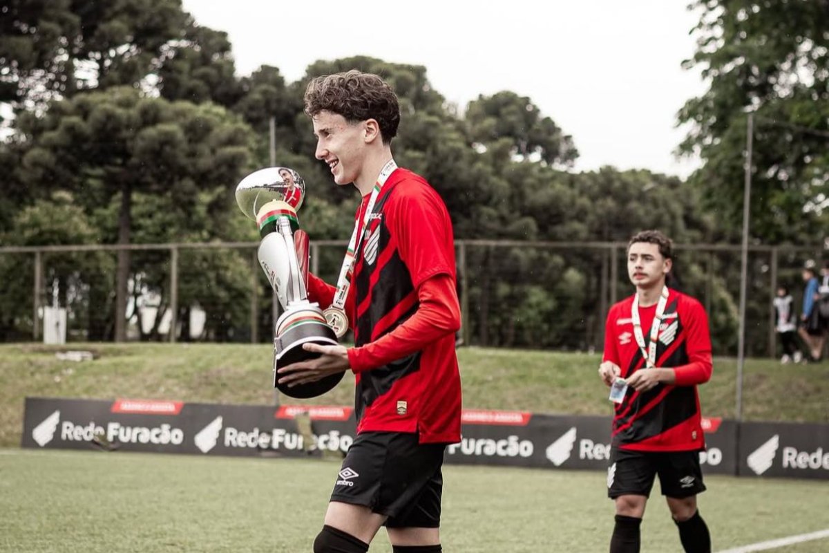 Marquinhos, lateral-direito do Athletico-PR Sub-17 (foto: Divulgação/Athletico-PR)