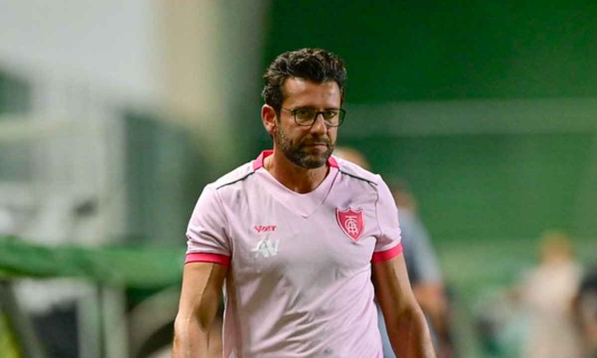 Técnico Alberto Valentim (foto: Mourão Panda/América)