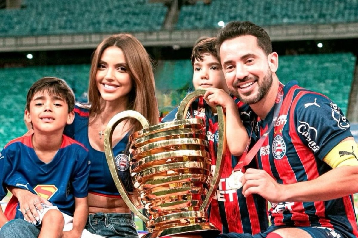 Everton Ribeiro com a família após título da Copa do Nordeste (foto: Reprodução)