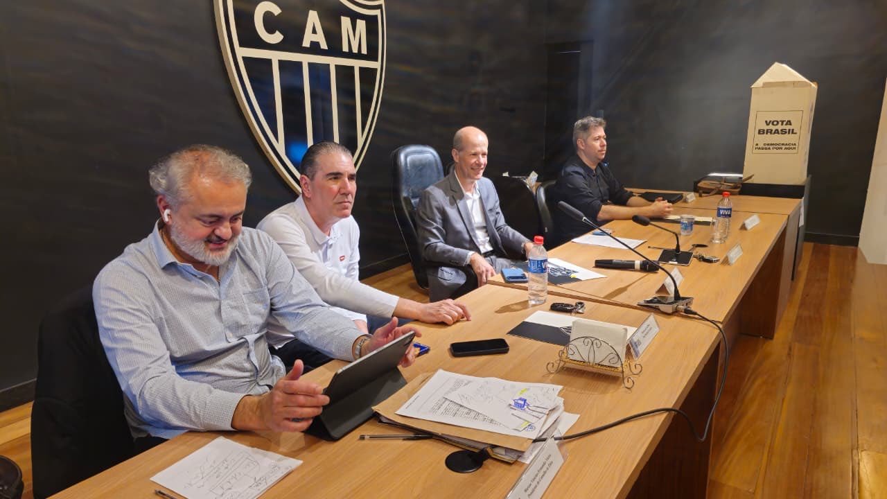 Ricardo Guimarães (terceiro da esquerda para a direita na imagem) seguirá como presidente do Conselho Deliberativo do Atlético (foto: Divulgação/Atlético)