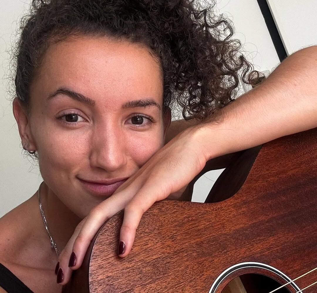 Gabi Guimarães com um violão (foto: Instagram/Reprodução)