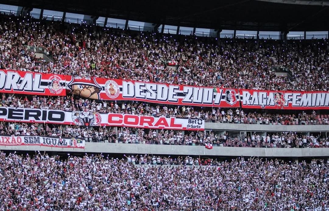 Torcida do Santa Cruz na Arena Pernambuco (foto: Santa Cruz/Divulgação)