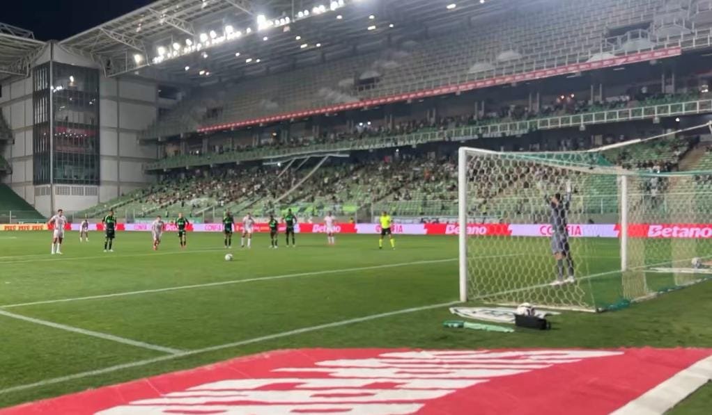 João Vieira marcou de pênalti para o Vila Nova contra o América (foto: Reprodução/Vila Nova-GO)