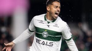 Dellatorre, atacante do Coritiba, líder isolado da Série B - Crédito: 