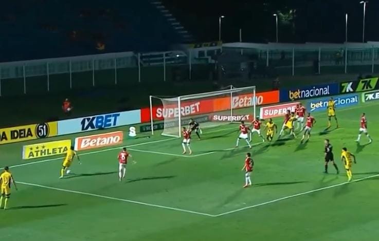 Reinaldo soltou a bomba e marcou para o Mirassol contra o Inter (foto: Reprodução/Premiere)