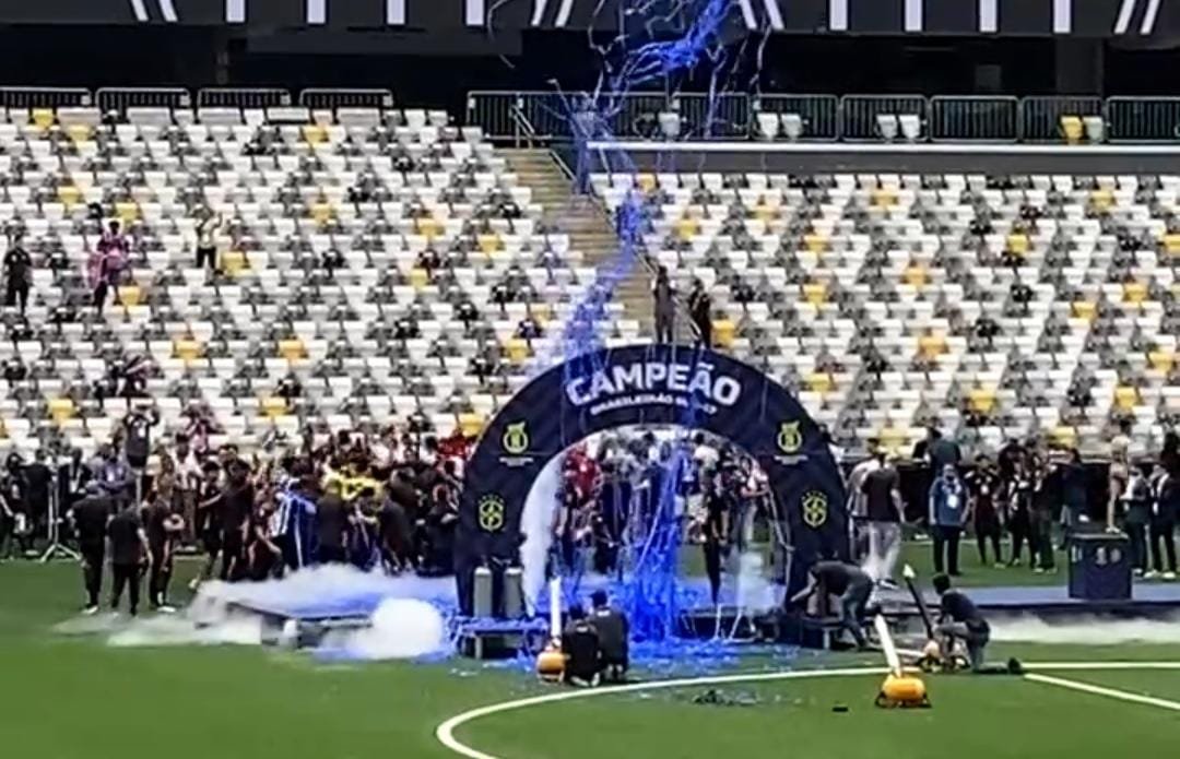 Festa do Atlético Sub-17 teve fitas azuis e fumaça branca, cores alusivas a rivais (foto: Rafael Cyrne/No Ataque)