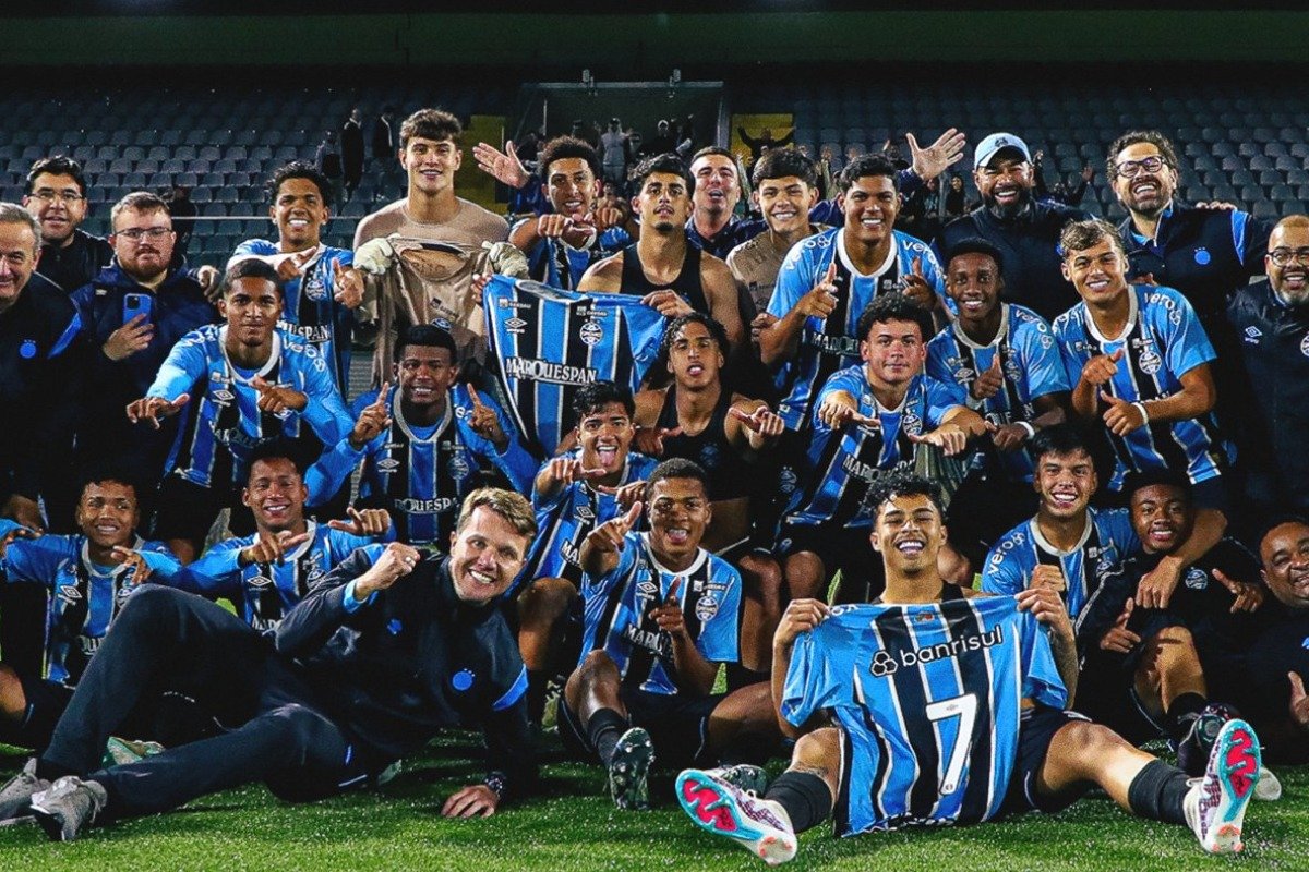 Jogadores do time sub-17 do Grêmio (foto: Angelo Pieretti/Grêmio)