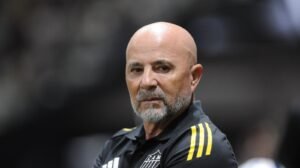 Sampaoli em momento pensativo antes de jogo do Atlético na Arena MRV - Crédito: 