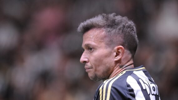 Bernard em ação pelo Atlético na Arena MRV (foto: Alexandre Guzanshe/EM/D.A. Press)