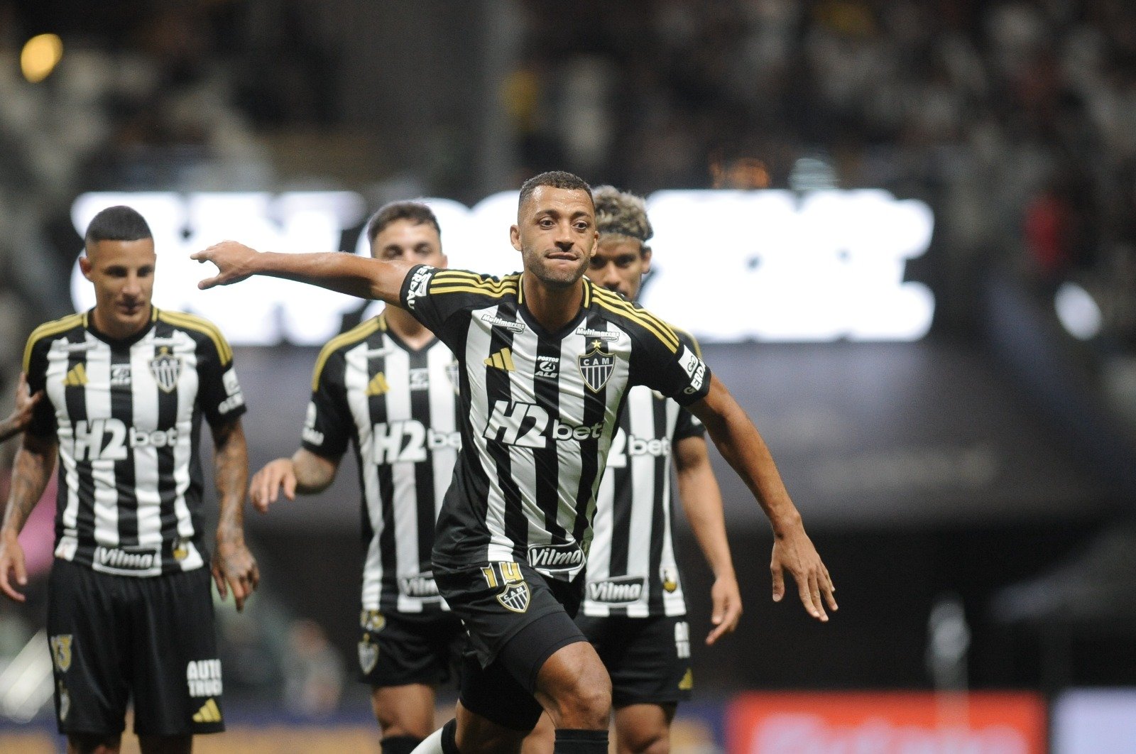 Vitor Hugo comemora terceiro gol com a camisa do Atlético, diante do Sport - (foto: Alexandre Guzanshe/EM/D.A. Press)
