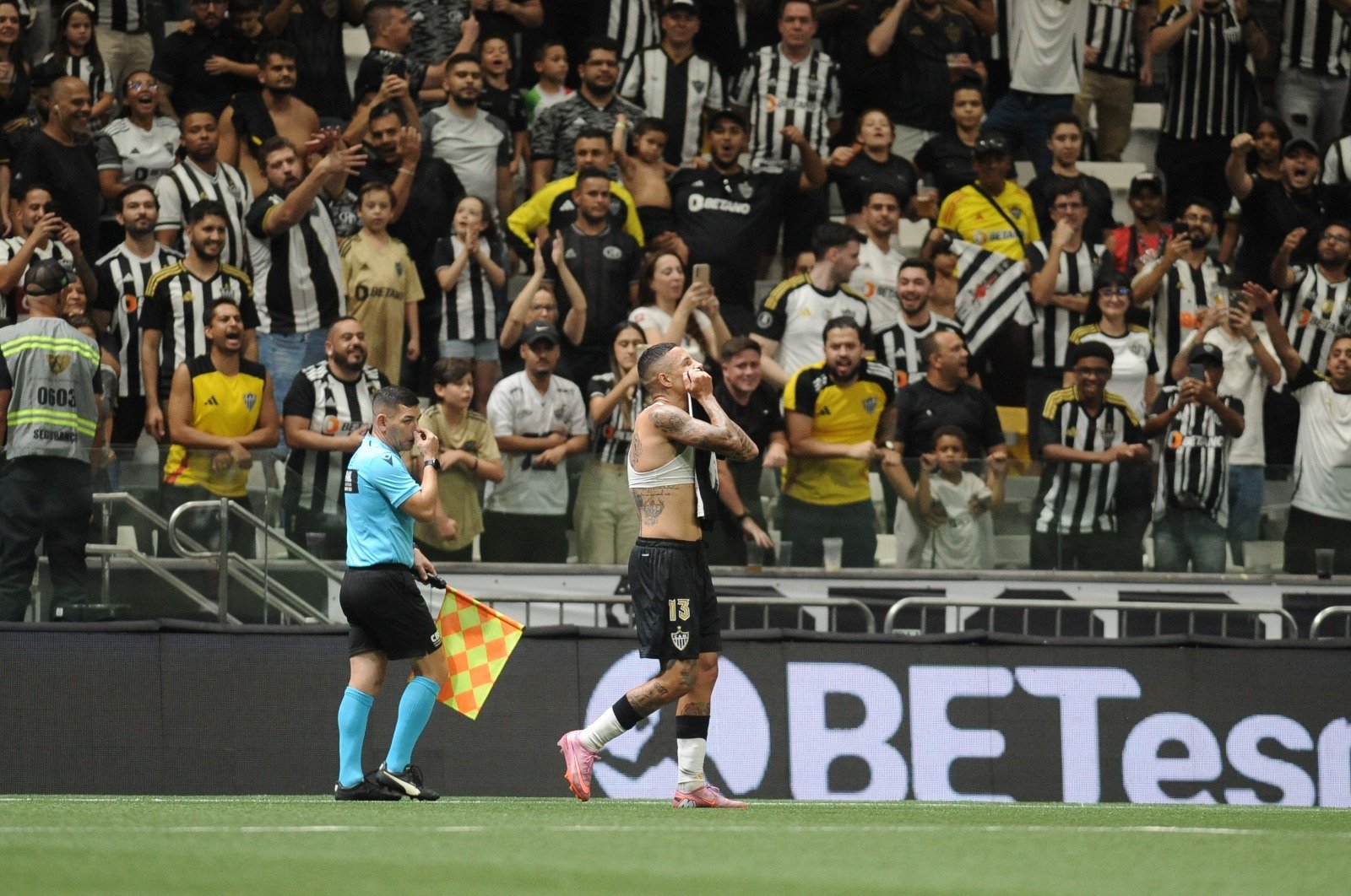 Guilherme Arana beija camisa do Atlético depois de gol contra o Sport - (foto: Alexandre Guzanshe/EM/D.A. Press)