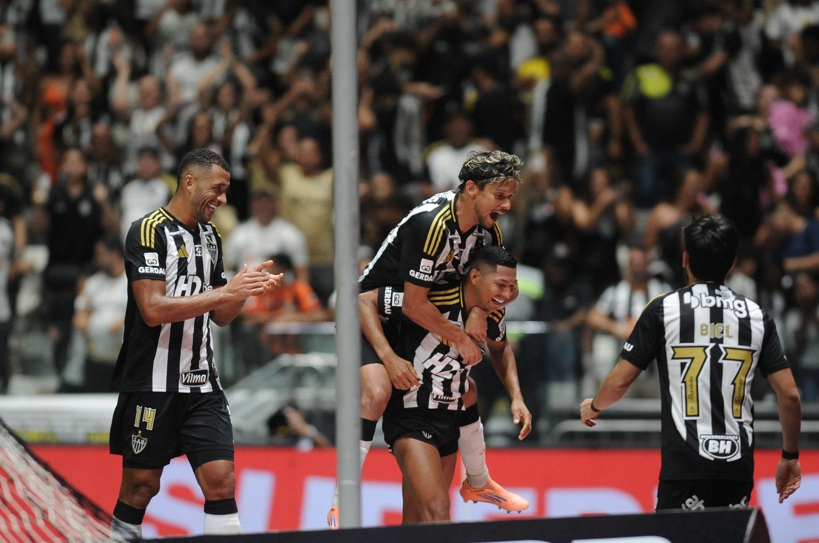 Rony comemora gol pelo Atlético com companheiros, diante do Sport - (foto: Alexandre Guzanshe/EM/D.A. Press)