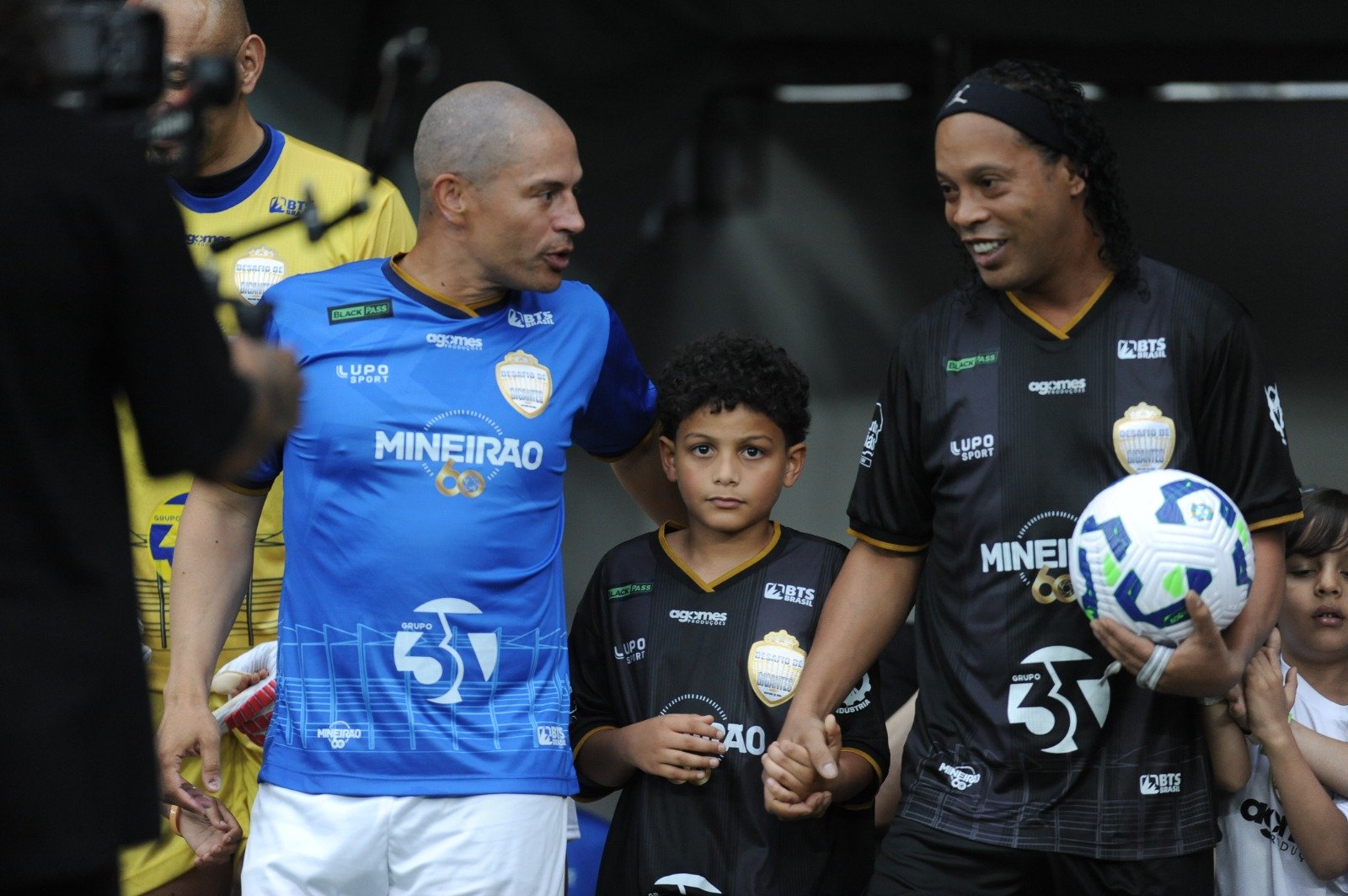 Alex e Ronaldinho durante o 