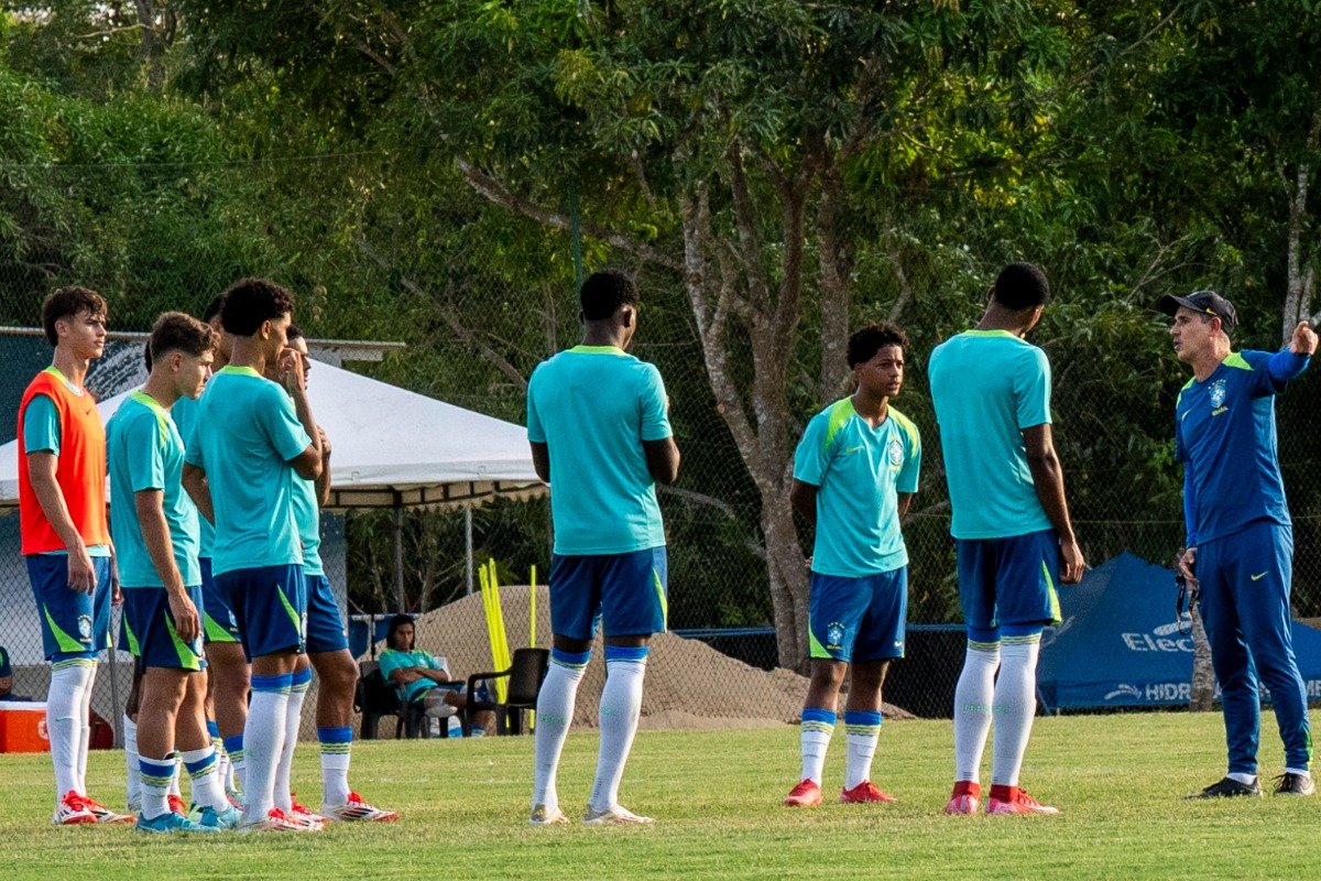 Dudu Patetuci dá instruções aos jogadores da Seleção Brasileira Sub-17 durante treino em abril (foto: Nelson Terme/CBF - 8/4/2024)