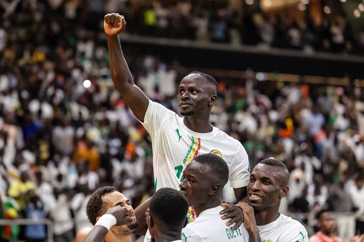 Jogadores de Senegal carregam o atacante Sadio Mané (foto: Patrick Meinhardt/AFP)