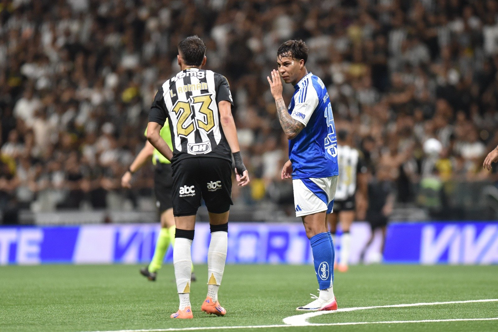Ivan Román e Kaio Jorge em lance que gerou desentendimento durante clássico entre Atlético e Cruzeiro na Arena MRV - (foto: Ramon Lisboa/EM/D.A. Press)