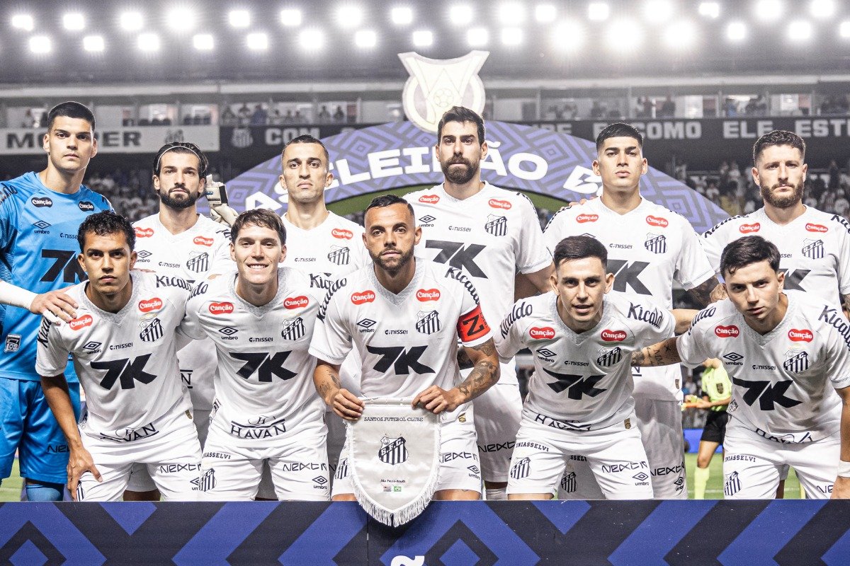 Jogadores do Santos antes de partida pelo Campeonato Brasileiro (foto: Raul Baretta/ Santos)