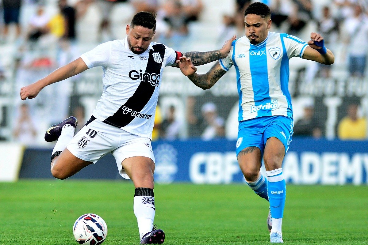 Lance do jogo entre Ponte Preta e Londrina em agosto de 2025 (foto: Marcos Ribolli/PontePress - 30/8/2025)