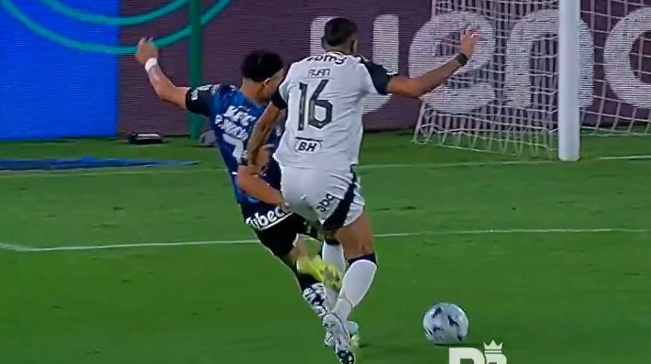 O lance do pênalti marcado a favor do Independiente del Valle contra o Atlético (foto: Reprodução/SBT)