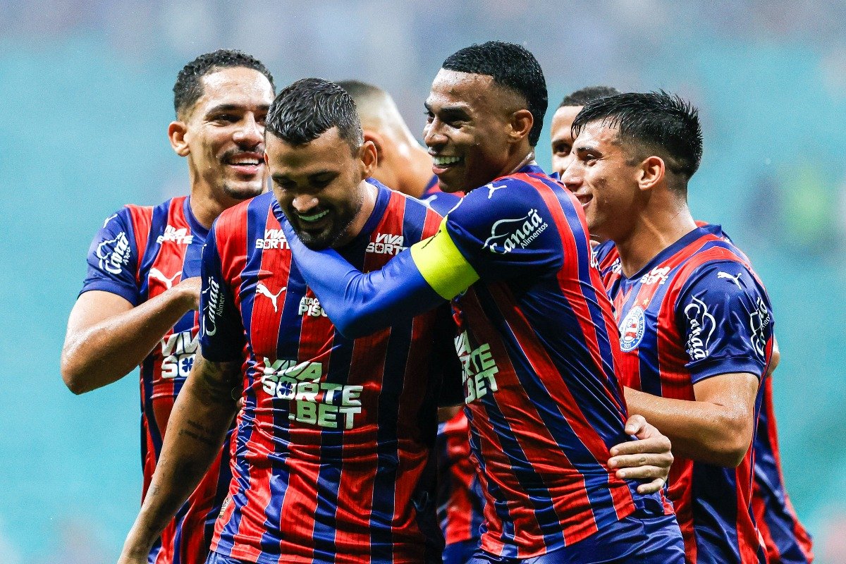 Jogadores do Bahia comemoram gol em partida do Campeonato Brasileiro (foto: Rafael Rodrigues/Bahia)