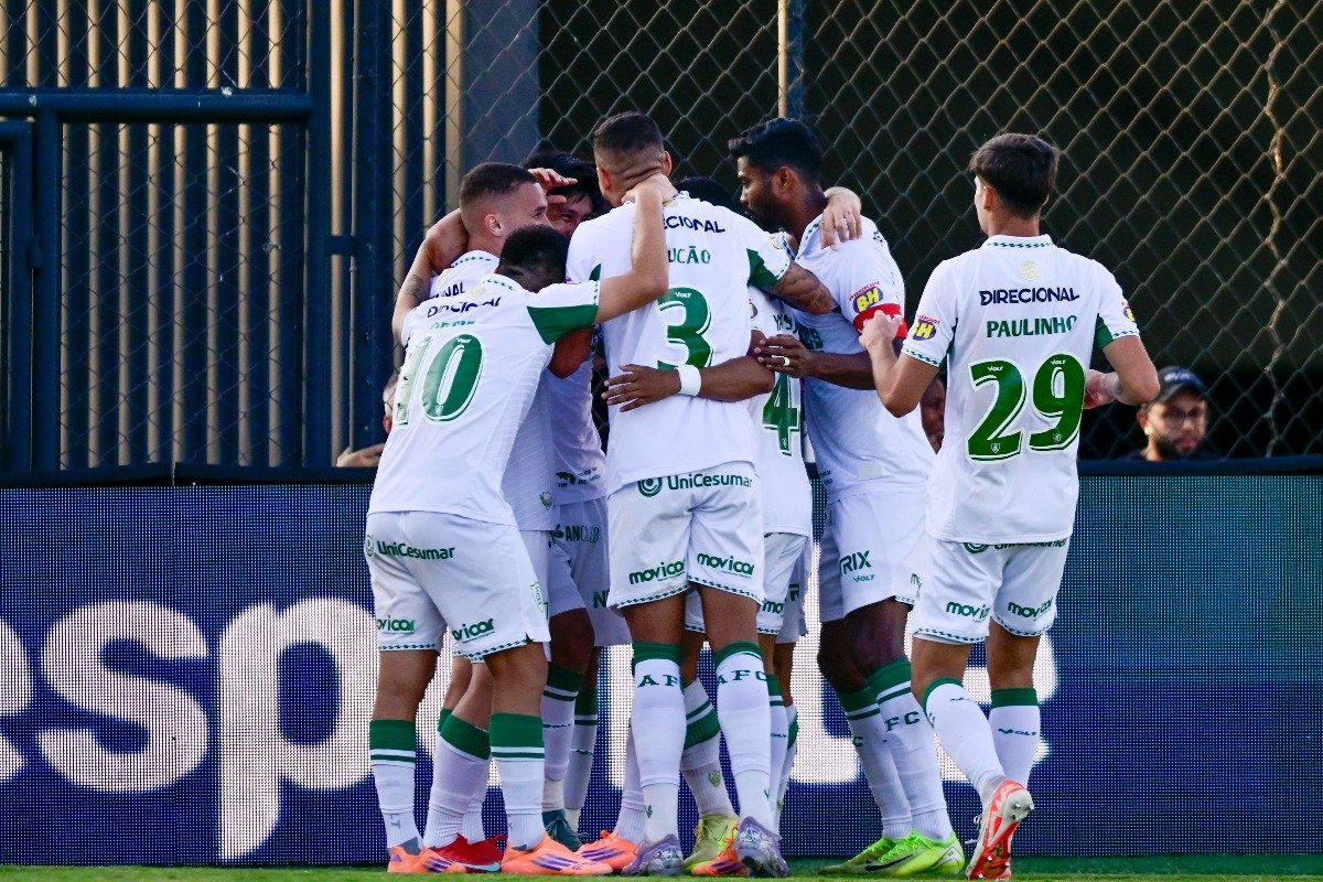 Jogadores do América comemoram gol contra o Athletic pela Série B (foto: Mourão Panda/ América)