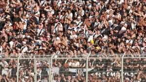 Torcedores da Ponte Preta no Moisés Lucarelli durante a final da Série C - Crédito: 