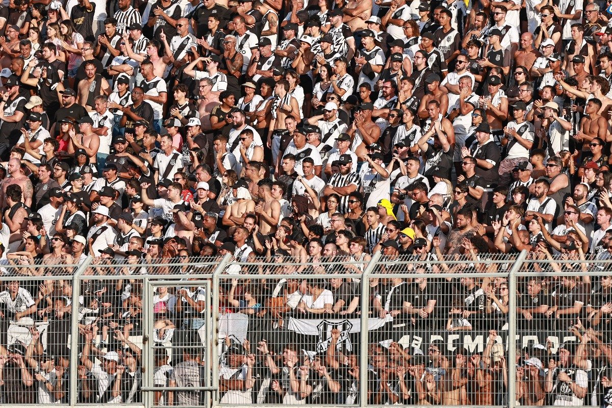 Torcedores da Ponte Preta no Moisés Lucarelli durante a final da Série C (foto: Staff Images Woman/CBF)