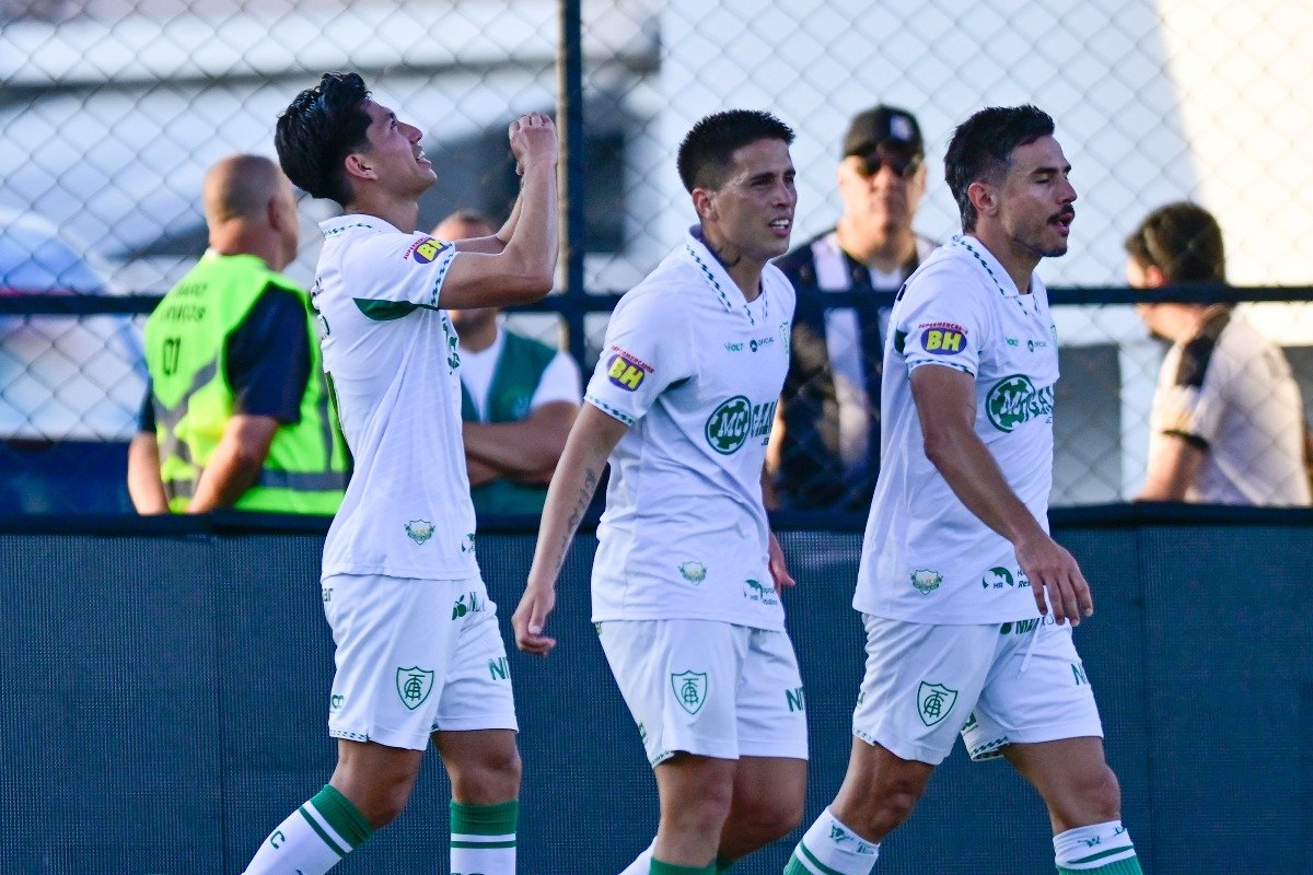 Jogadores do América em comemoração durante jogo da Série B (foto: Mourão Panda/América)